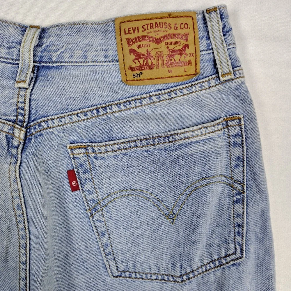 Levis 501 Original Fit Jeans Mens 30x30 Light Wash Blue Button Fly Straight